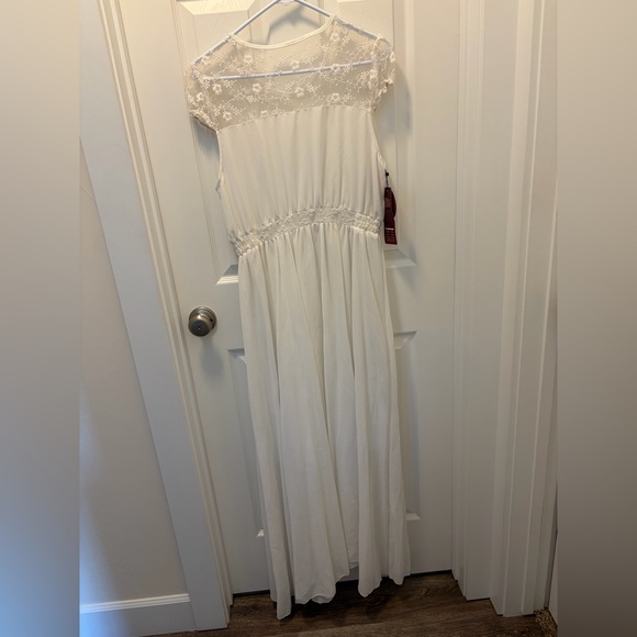 Dresses & Skirts - Chic White Lace Maxi Dress